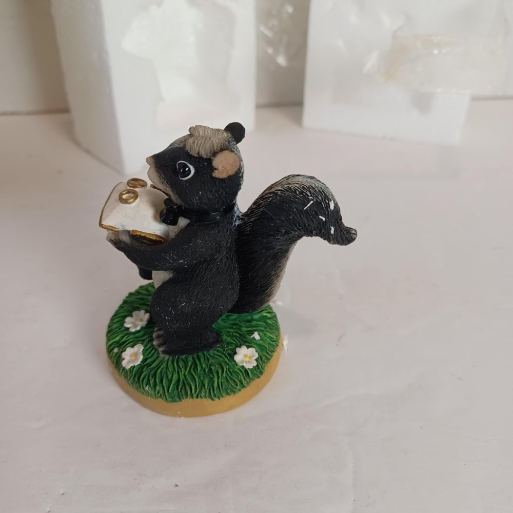 Fitz & Floyd Charming Tails Skunk The Ring Bearer Figure Figurine Wedding - Picture 6 of 7